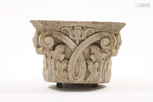 A column capitalMarble Volutes and acanthus leaves decoratio...