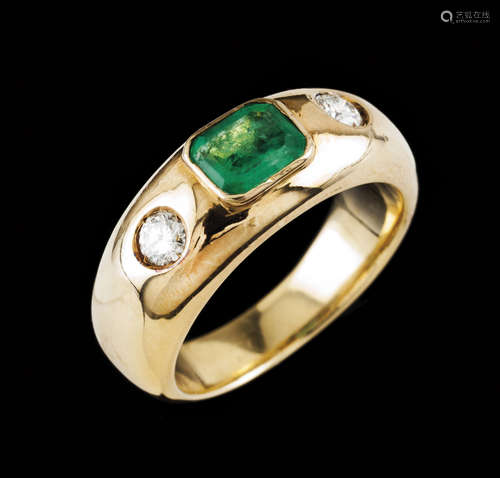 A ringGold Plain band set with one emerald cut emerald (ca. ...