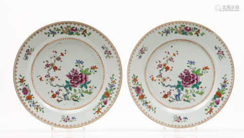 A pair of large serving plattersEuropean Samson porcelain Po...
