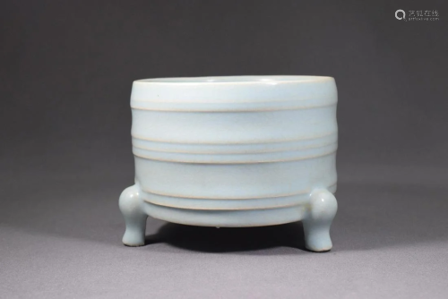 A Ru Kiln Grey Glazed Three Feet Porcelain Vase