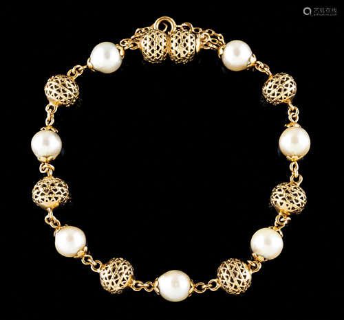 A braceletGold Pierced decoration interspersed spheresLength...