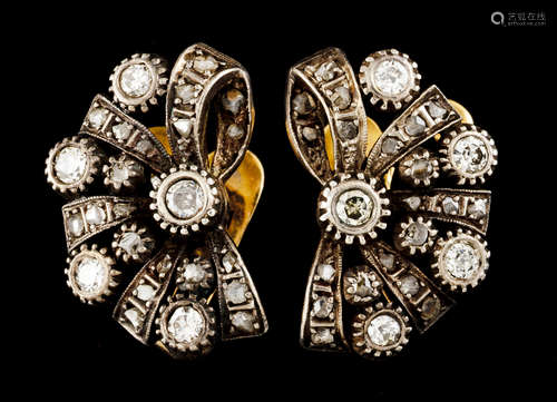 A pair of earringsSilver and gold Bow shaped with ribbons se...