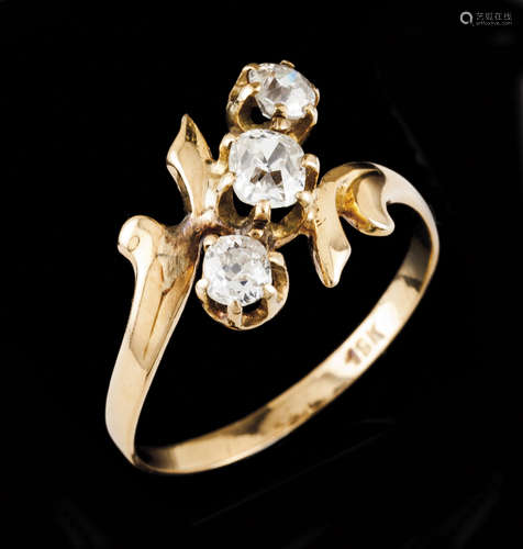 A ringGold Ring set with 3 antique brilliant cut diamonds to...