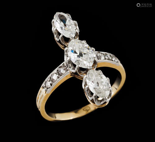 A ringGold Set with 3 marquise cut diamonds totalling (ca. 2...