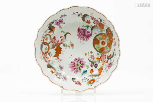 A scalloped bowlChinese export porcelain Polychrome 