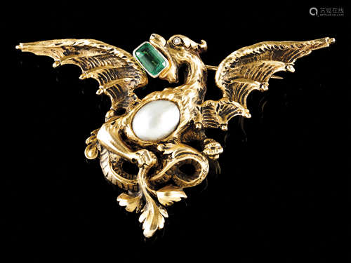 A broochGold Dragon set with one emerald cut emerald (ca. 7x...