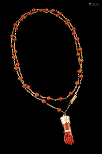 A chain with pendantGold Loops chain with applied coral bead...