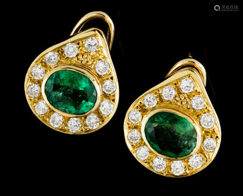 A pair of earringsGold Set with 2 oval cut emeralds (ca. 8x6...