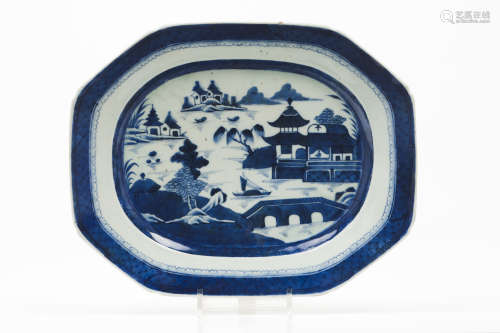 An octagonal serving trayChinese porcelain Blue underglaze d...