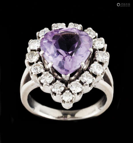 A ringGold Set with a pear shaped amethyst (ca. 4.10ct) fram...