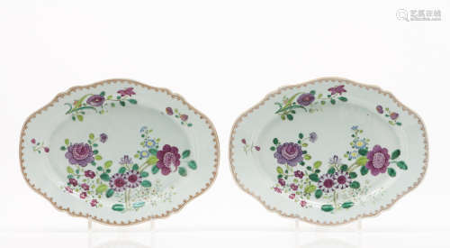A pair of scalloped oval serving plattersChinese export porc...