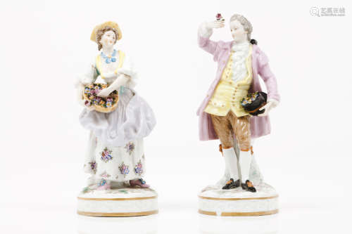 A pair of courting figuresPolychrome porcelain sculptures Eu...