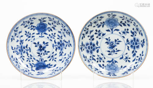 A pair of deep platesChinese export porcelain Blue decoratio...