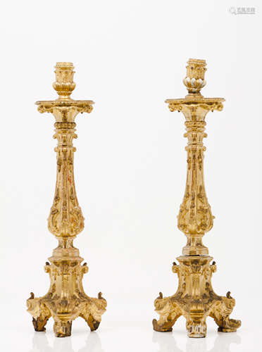 A pair of small sized D.Maria urnsCarved and gilt wood Portu...