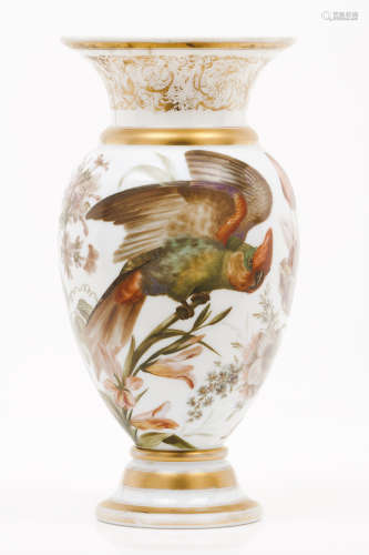 A vaseMilk glass BaccaratHeight: 40cm