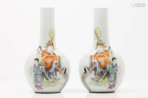 A pair of vasesChinese porcelain Polychrome 