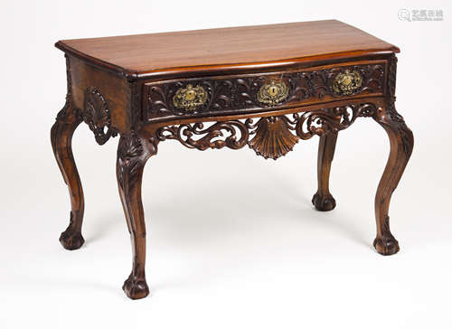 A D.João V style side tableChestnut Carved decoration of she...