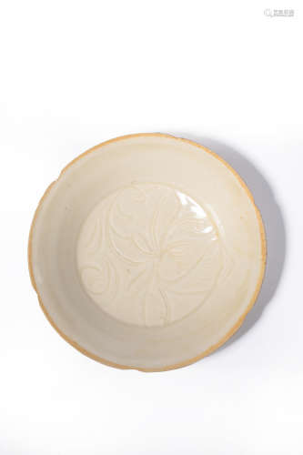 An Incised Ding Ware Floral Lobed Dish