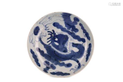 AN EARLY 20TH CENTURY CHINESE BLUE AND WHITE DISH