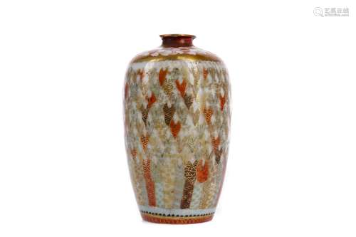 A EARLY 20TH CENTURY JAPANESE KUTANI VASE