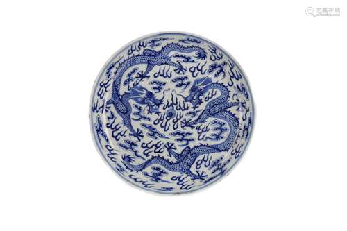 AN EARLY 20TH CENTURY CHINESE BLUE AND WHITE CIRCULAR DISH