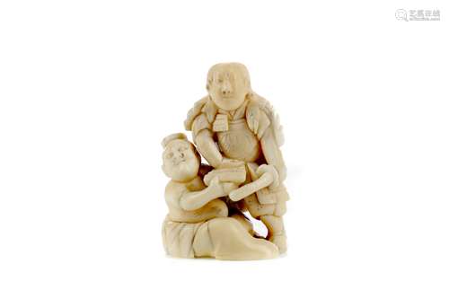 AN EARLY 20TH CENTURY JAPANESE IVORY NETSUKE