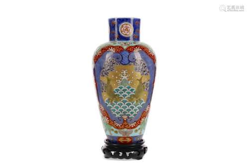 A 20TH CENTURY JAPANESE VASE