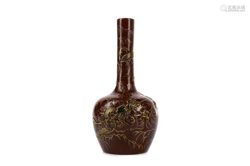 AN EARLY 20TH CENTURY CHINESE VASE