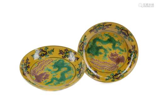 A PAIR OF 20TH CENTURY CHINESE DISHES