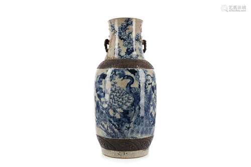 AN EARLY 20TH CENTURY CHINESE CRACKLE GLAZE VASE