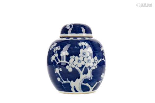 A LATE 19TH CENTURY CHINESE GINGER JAR WITH LID