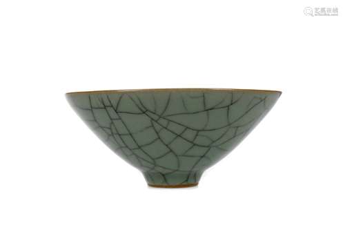 A 20TH CENTURY CHINESE CRACKLE GLAZE MONOCHROME BOWL