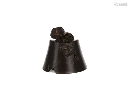 AN EARLY 20TH CENTURY JAPANESE BRONZE INKWELL