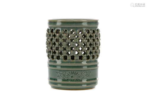 AN EARLY 20TH CENTURY CHINESE CELADON CYLINDRICAL VASE