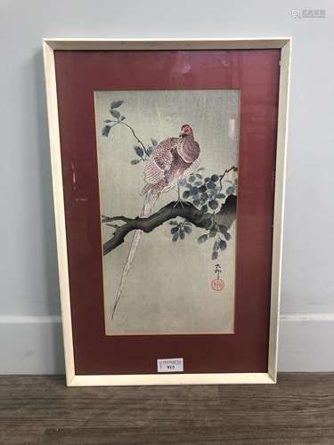 AN EARLY 20TH CENTURY JAPANESE PRINT DEPICTING A PERCHED BIR...