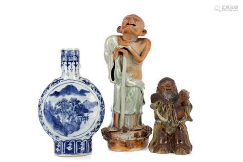 A LOT OF TWO CHINESE POTTERY FIGURES AND A MOONFLASK VASE