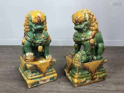 A PAIR OF CHINESE FOE DOGS