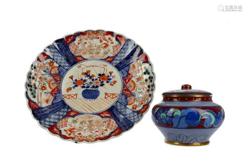 AN EARLY 20TH CENTURY JAPANESE IMARI PLAQUE AND A CLOISONNE ...