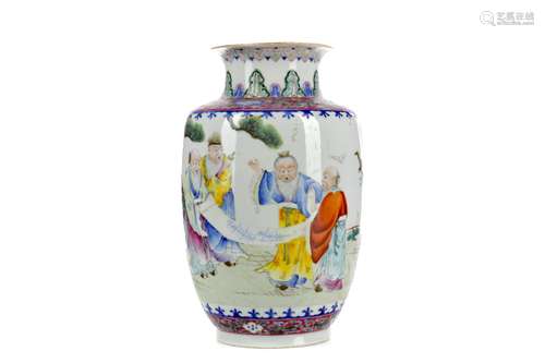 AN EARLY 20TH CENTURY CHINESE VASE