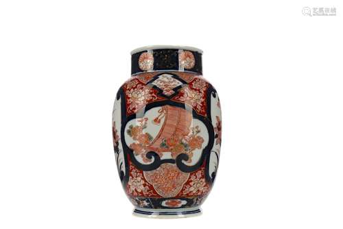 AN EARLY 20TH CENTURY JAPANESE IMARI VASE