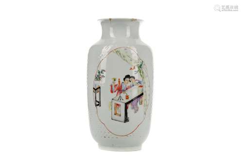 AN EARLY 20TH CENTURY CHINESE FAMILLE ROSE VASE