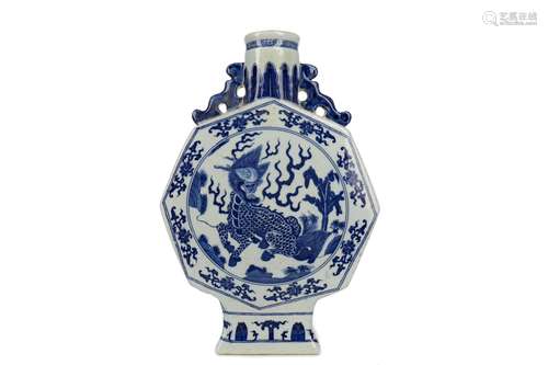 A 20TH CENTURY CHINESE BLUE AND WHITE VASE