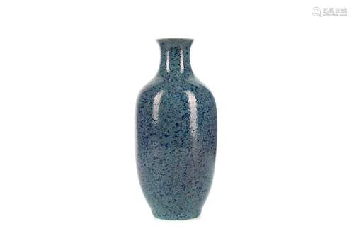 AN EARLY 20TH CENTURY CHINESE VASE