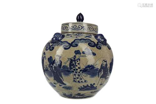 A 20TH CENTURY CHINESE BLUE AND WHITE LIDDED VASE