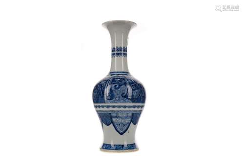 AN EARLY 20TH CENTURY CHINESE BLUE AND WHITE VASE