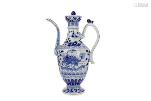 A 20TH CENTURY CHINESE BLUE AND WHITE LIDDED EWER,