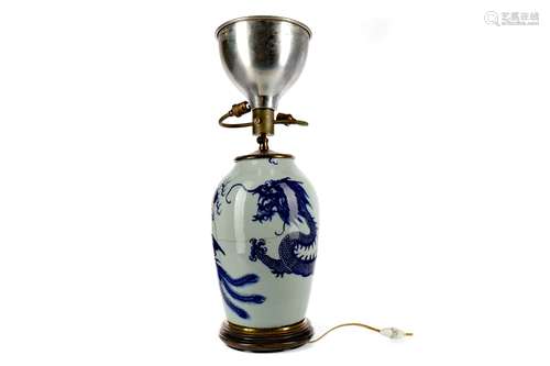 AN EARLY 20TH CENTURY CHINESE BLUE AND WHITE VASE