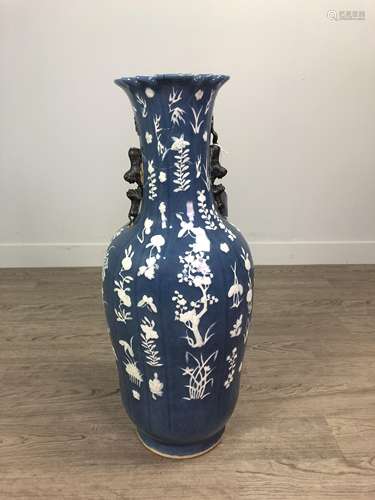 A 19TH CENTURY CHINESE BLUE AND WHITE VASE