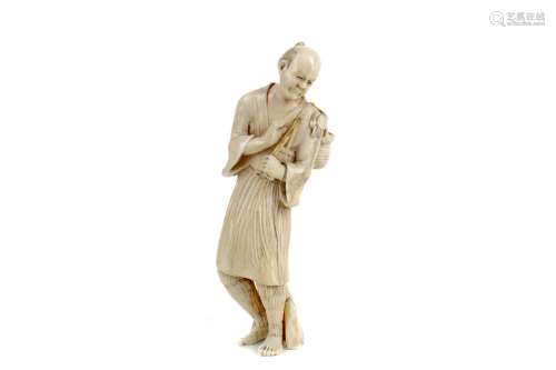AN EARLY 20TH CENTURY JAPANESE IVORY CARVING