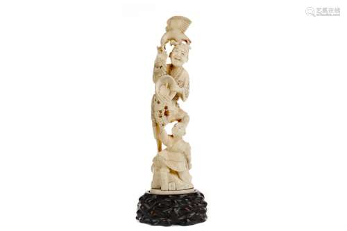 A LATE 19TH EARLY 20TH CENTURY JAPANESE IVORY CARVING